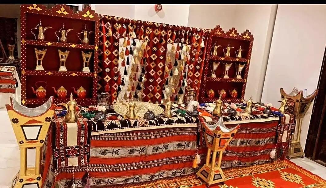 قهوجيين يستخدمون أواني القهوة العربية الفاخرة والتراثية